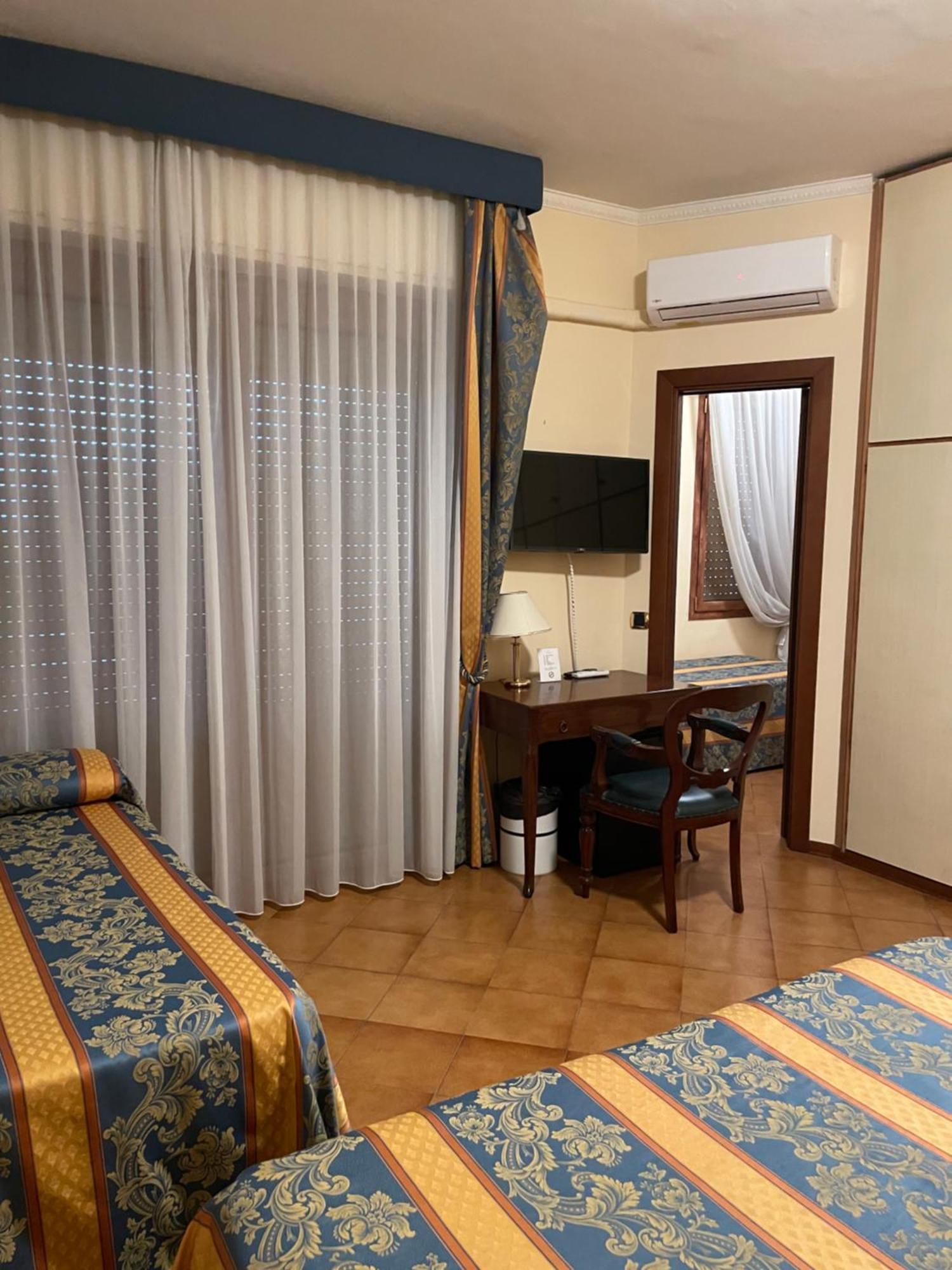 Hotel Mondial Rapallo Quarto foto